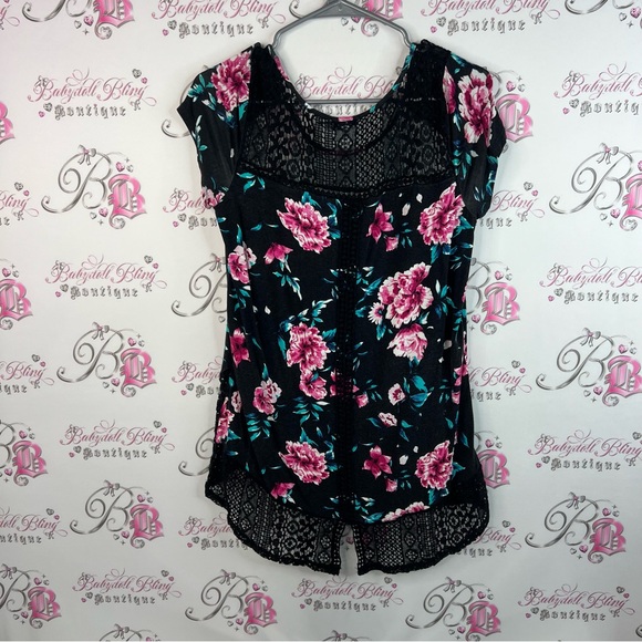 Ricki’s tshirt crochet back ink blue white Floral Black Top with Lace Trim - Picture 2 of 11